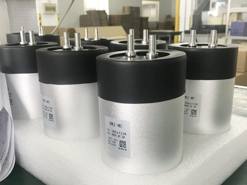 High voltage DC-link capacitors